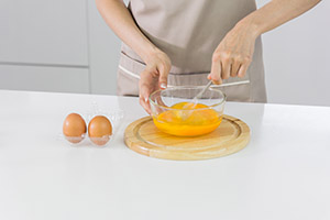 Batiendo huevos en un cuenco